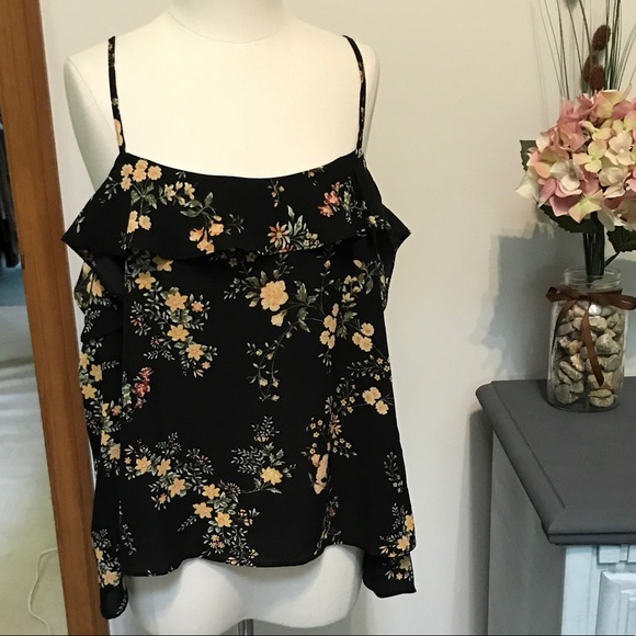 Marshalls Tops - ⚠️50% off Bundles!!!⚠️  Cold shoulder floral top